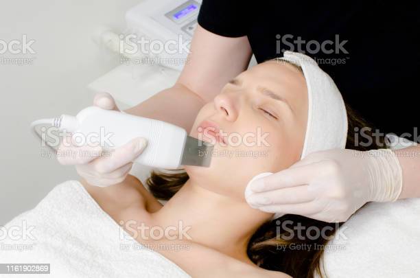 미용실에서 얼굴의 초음파 청소의 초음파 얼굴 각질 제거 절차를받는 아름다운 여성 각질제거에 대한 스톡 사진 및 기타 이미지 - 각질제거,  건강관리와 의술, 기계 부분 - Istock